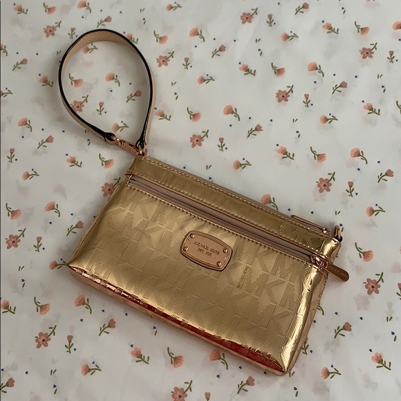 Michael Kors Handbags - Rose gold metallic wristlet!! Barely used ❤️❤️❤️